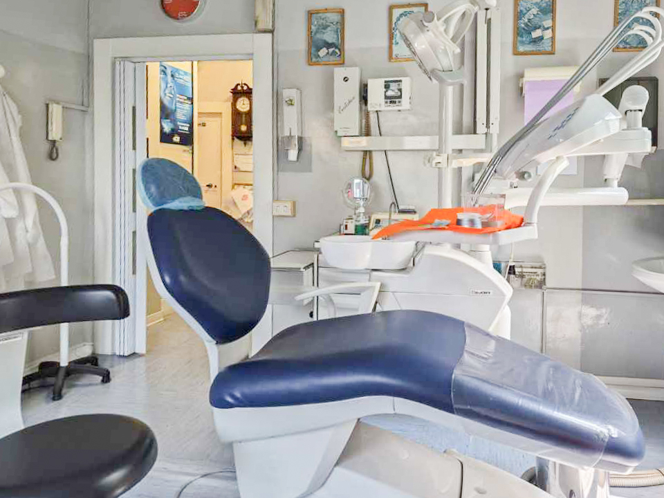 Sala cure moderne con riunito dentistico